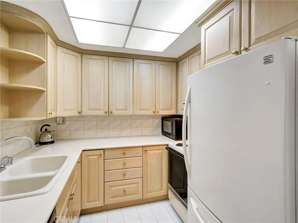 1230 Horn #408 West Hollywood, CA 90069