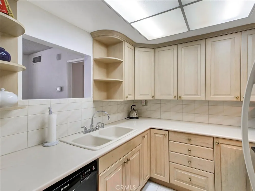 1230 Horn #408 West Hollywood, CA 90069