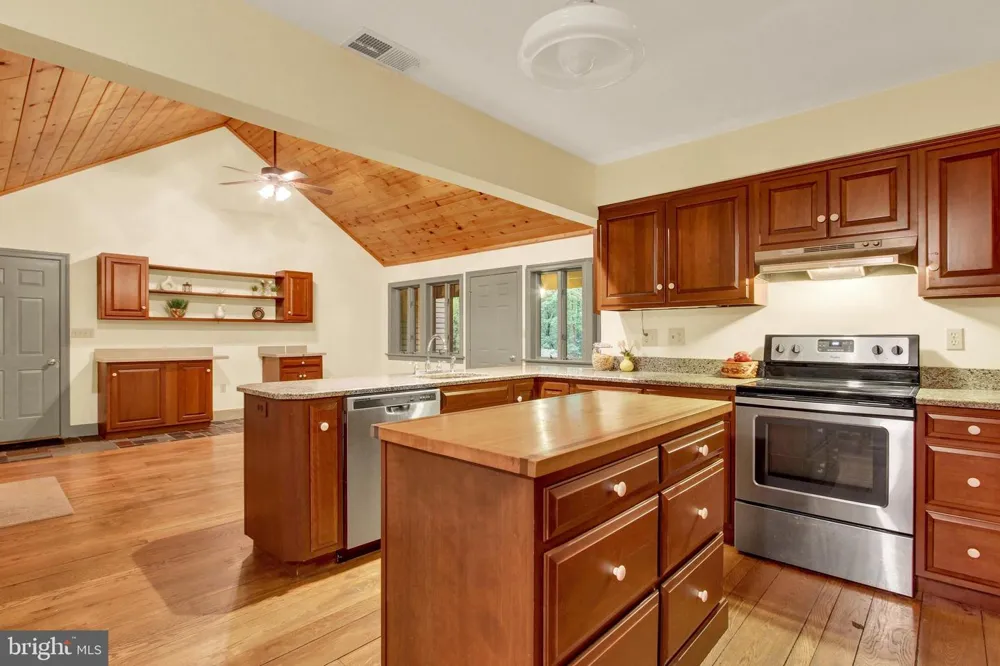 862 LAUREL WOODS LANE Hanover, PA 17331