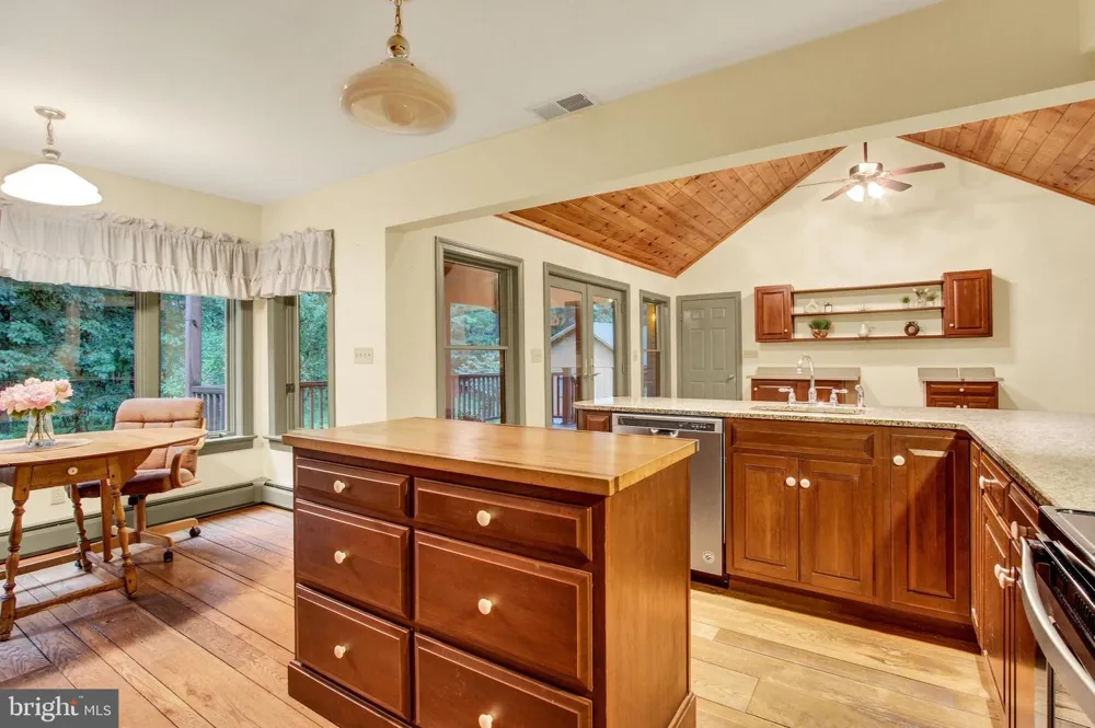 862 LAUREL WOODS LANE Hanover, PA 17331