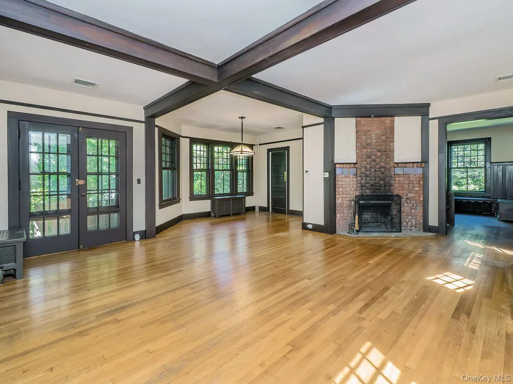 230 Littleworth Lane Sea Cliff, NY 11579