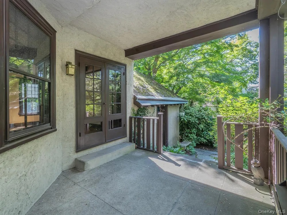 230 Littleworth Lane Sea Cliff, NY 11579
