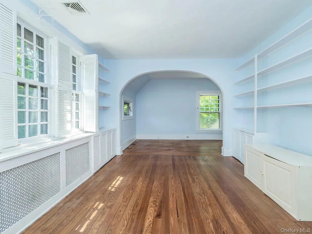 230 Littleworth Lane Sea Cliff, NY 11579