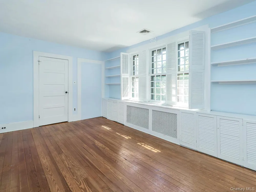 230 Littleworth Lane Sea Cliff, NY 11579