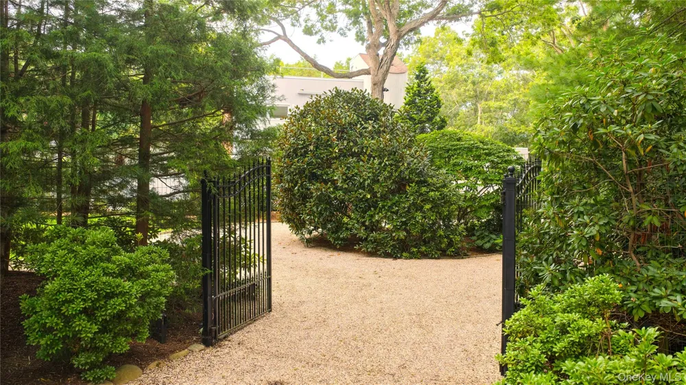 58 Bucks Path East Hampton, NY 11937
