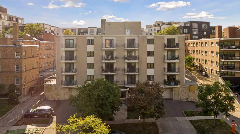2928 Dean Parkway #5L Minneapolis, MN 55416