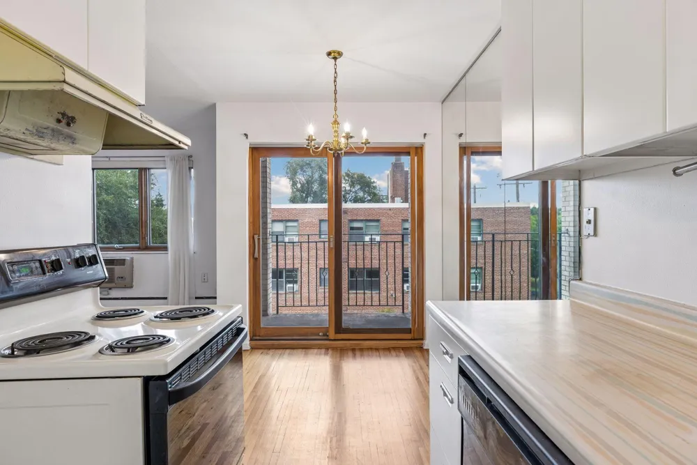 2928 Dean Parkway #5L Minneapolis, MN 55416