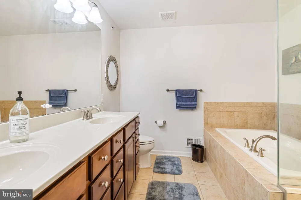 8 JAMIES COURT Warminster, PA 18974