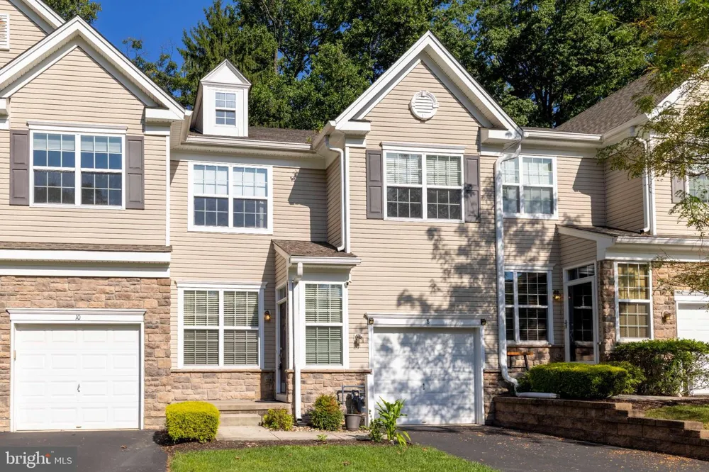 8 JAMIES COURT Warminster, PA 18974