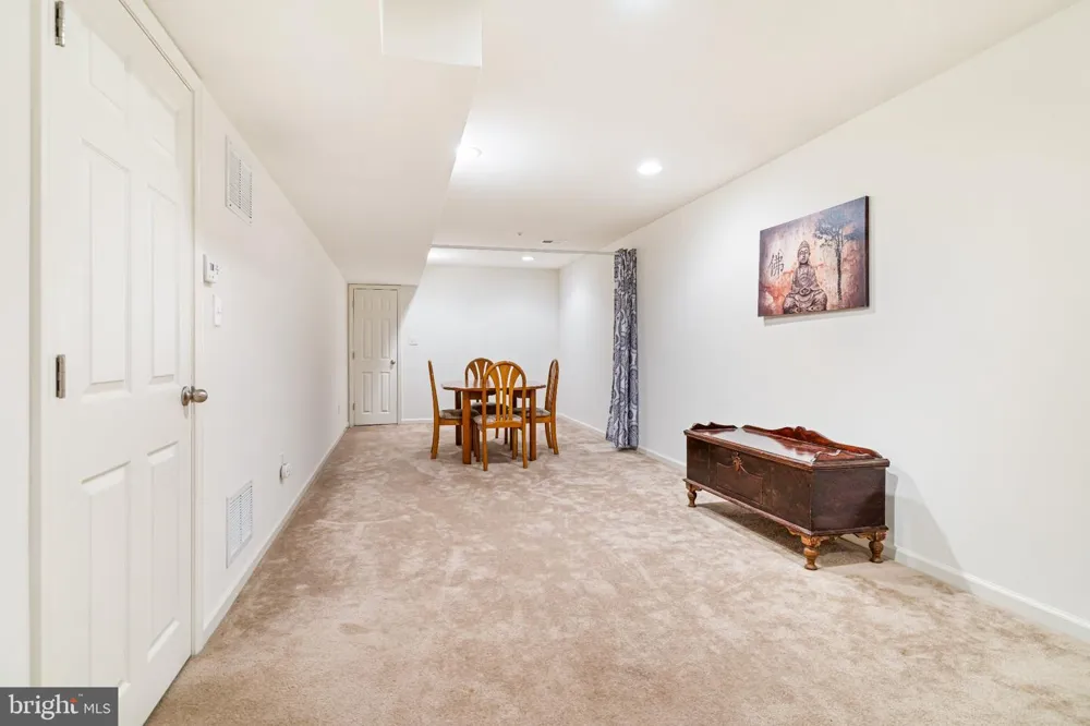 8 JAMIES COURT Warminster, PA 18974