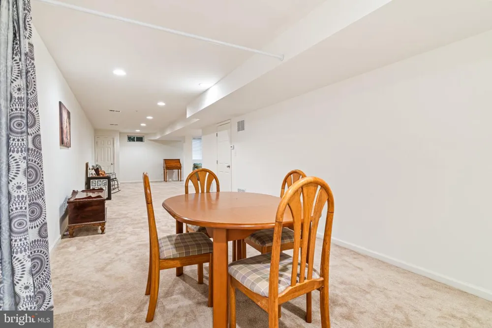 8 JAMIES COURT Warminster, PA 18974