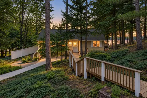 687 Arbutus Trail