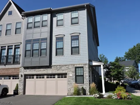 32 Melody Ln