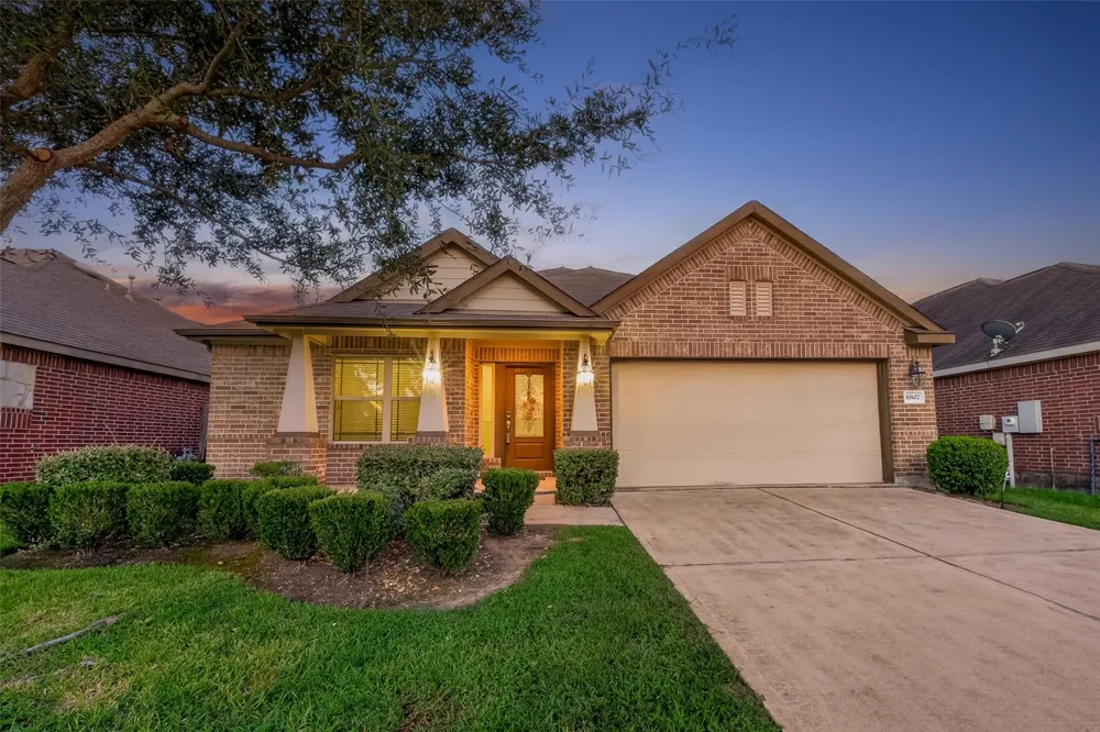 6807 Peach Mill Lane Dickinson, TX 77539