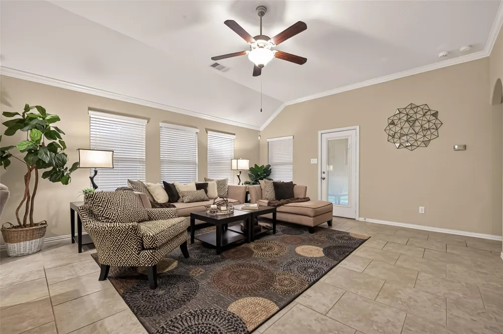 6807 Peach Mill Lane Dickinson, TX 77539