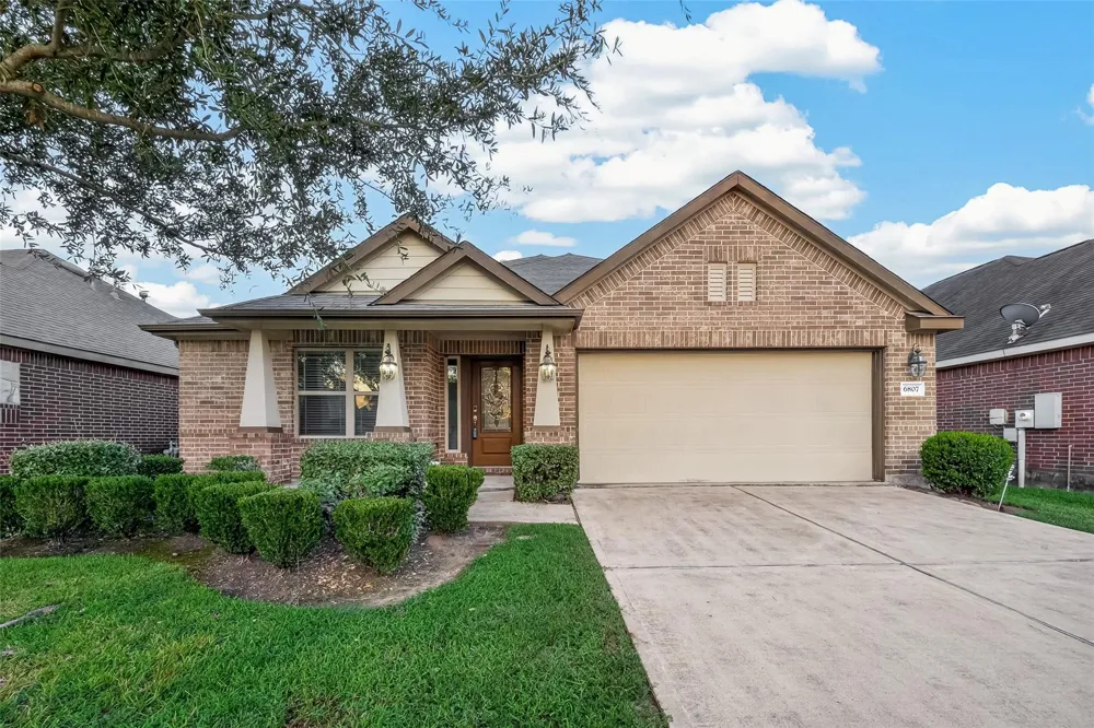 6807 Peach Mill Lane Dickinson, TX 77539