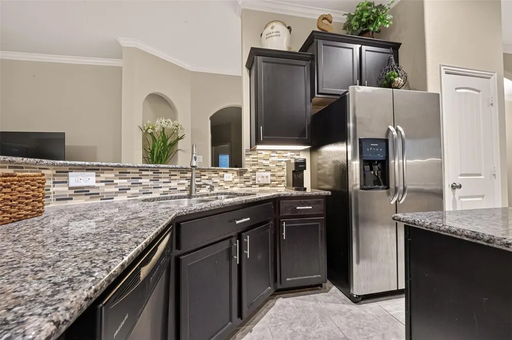 6807 Peach Mill Lane Dickinson, TX 77539