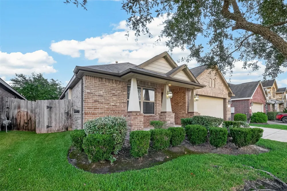 6807 Peach Mill Lane Dickinson, TX 77539