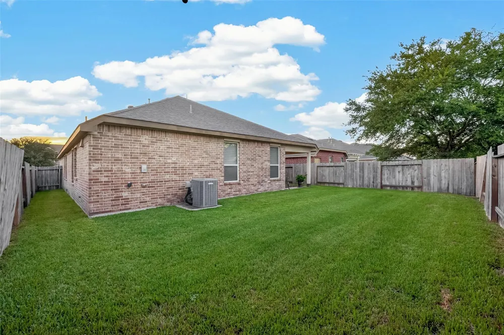 6807 Peach Mill Lane Dickinson, TX 77539