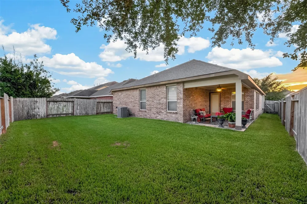 6807 Peach Mill Lane Dickinson, TX 77539