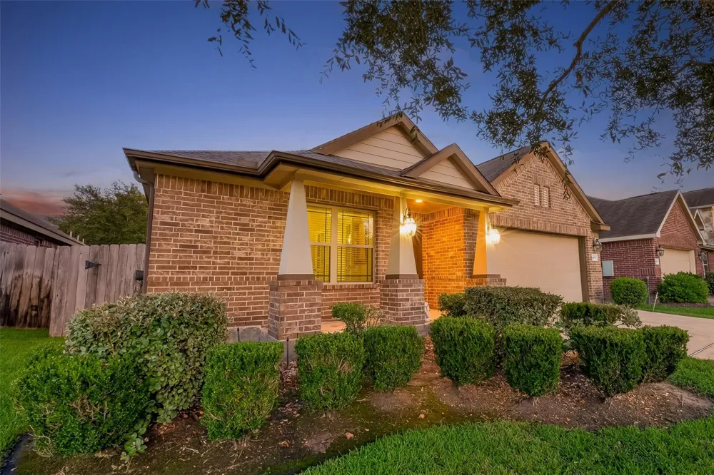 6807 Peach Mill Lane Dickinson, TX 77539