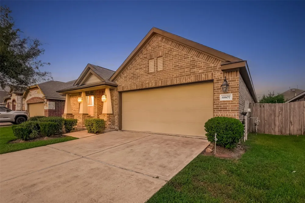 6807 Peach Mill Lane Dickinson, TX 77539