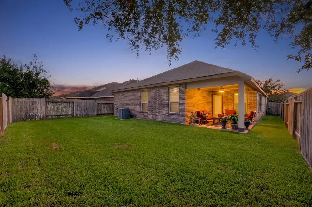 6807 Peach Mill Lane Dickinson, TX 77539
