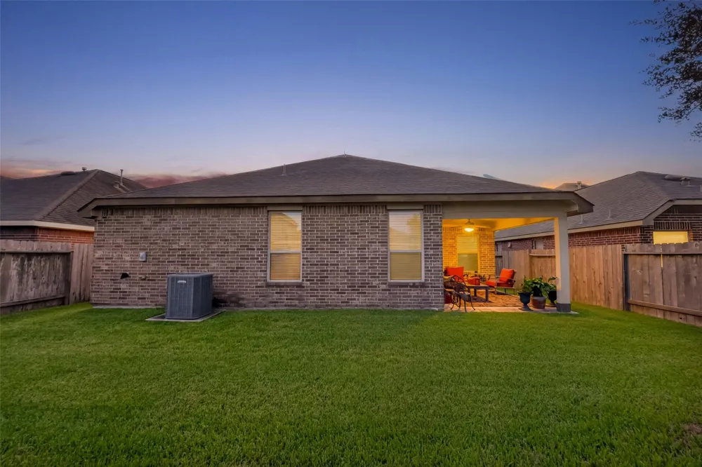 6807 Peach Mill Lane Dickinson, TX 77539
