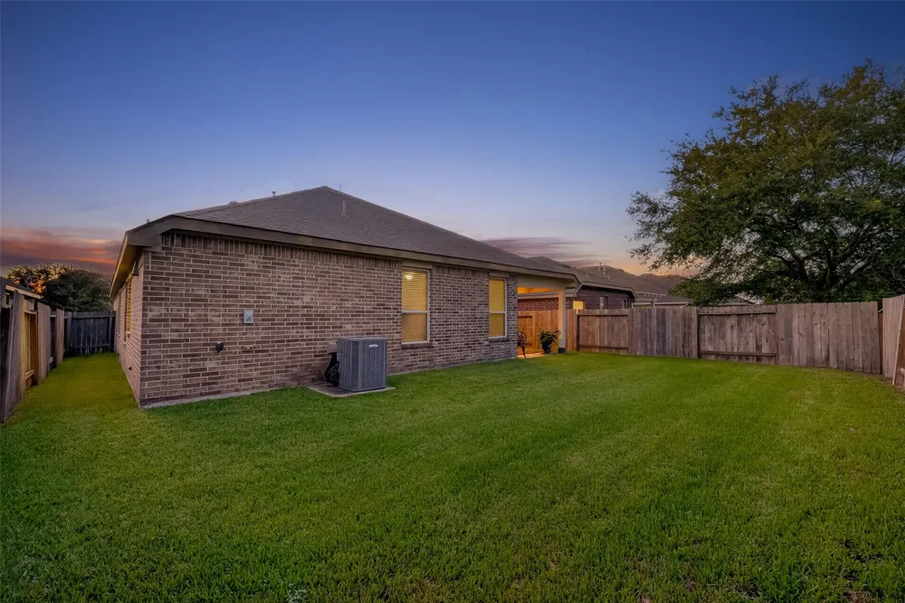 6807 Peach Mill Lane Dickinson, TX 77539