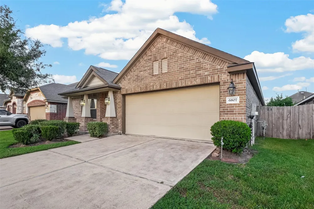 6807 Peach Mill Lane Dickinson, TX 77539