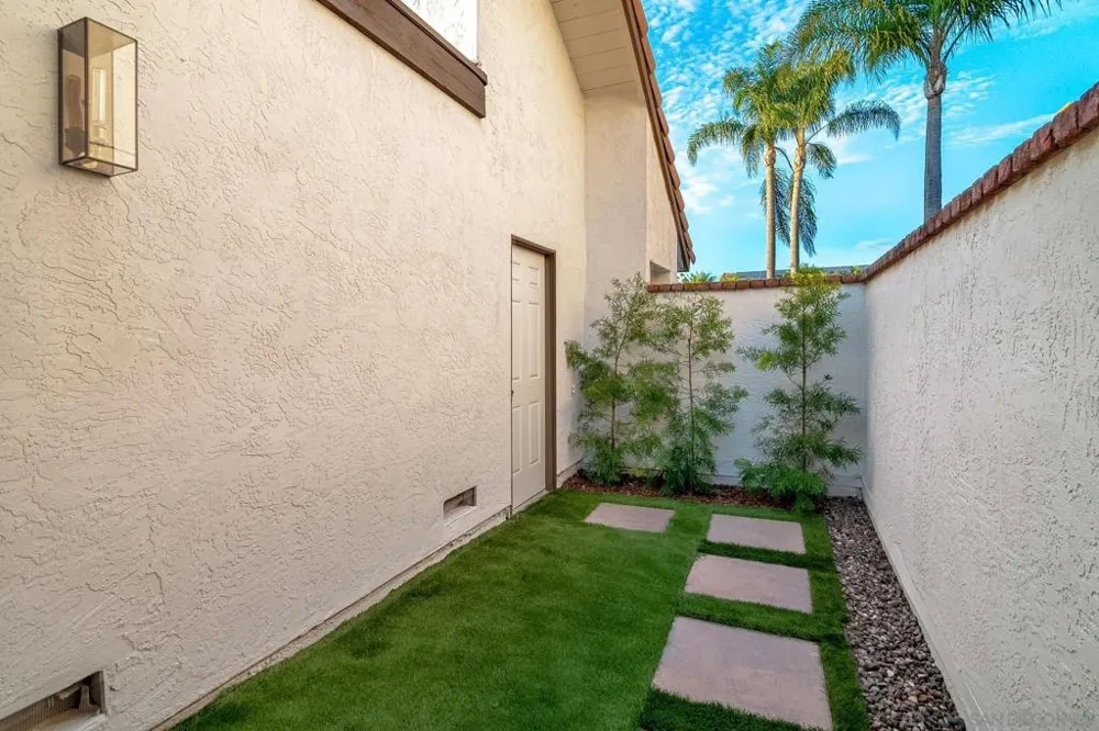 2839 Cazadero Dr Carlsbad, CA 92009