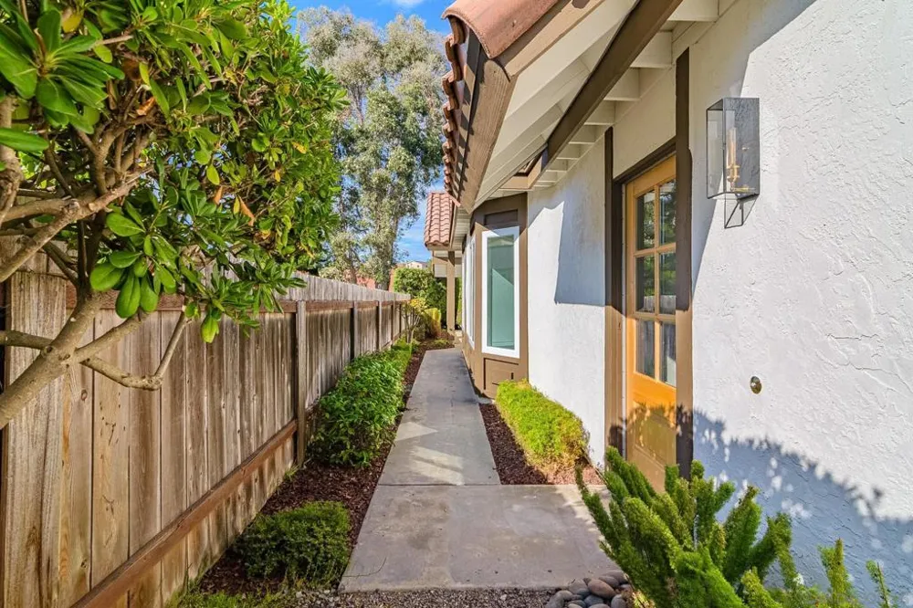 2839 Cazadero Dr Carlsbad, CA 92009