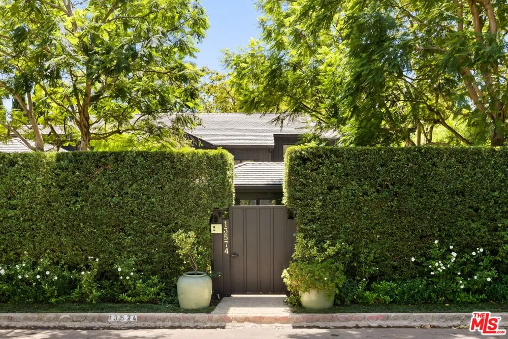 13574 D'Este Drive Pacific Palisades, CA 90272