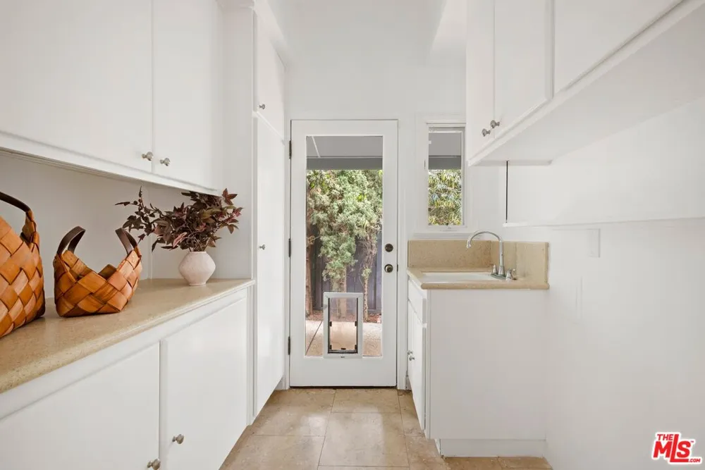 13574 D'Este Drive Pacific Palisades, CA 90272