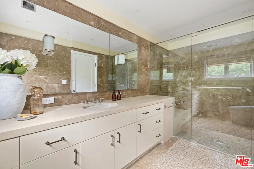 13574 D'Este Drive Pacific Palisades, CA 90272