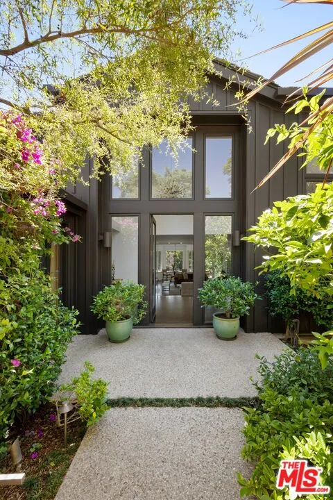 13574 D'Este Drive Pacific Palisades, CA 90272