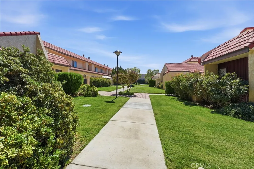 2124 El Domingo Circle #13 Lancaster, CA 93536