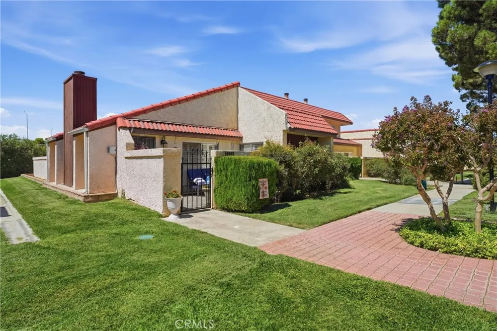2124 El Domingo Circle #13 Lancaster, CA 93536