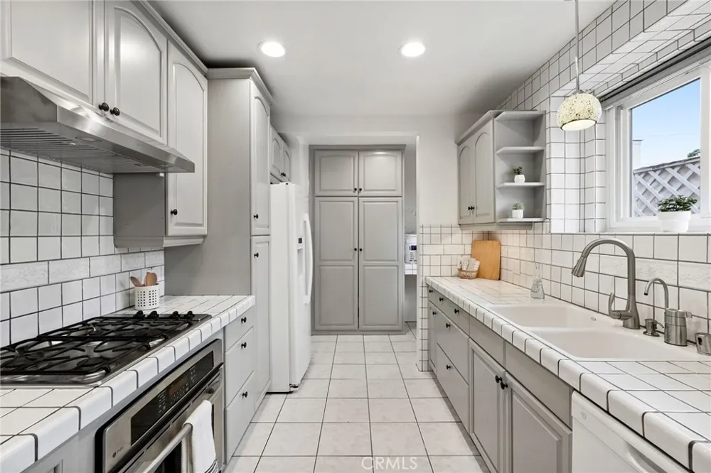 1911 Fairview Street Burbank, CA 91505