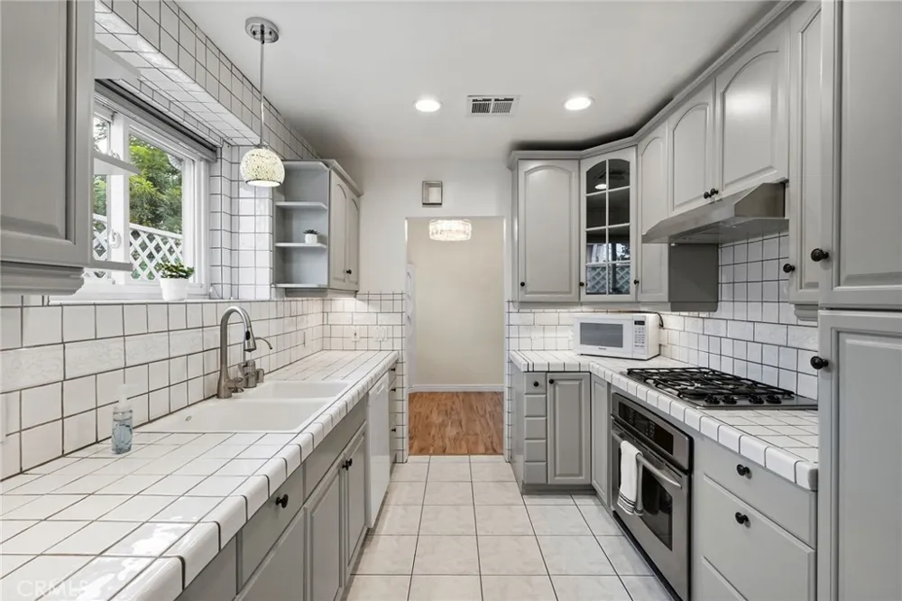 1911 Fairview Street Burbank, CA 91505