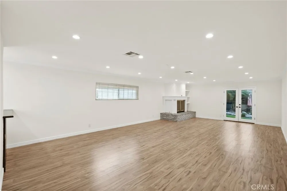 1911 Fairview Street Burbank, CA 91505
