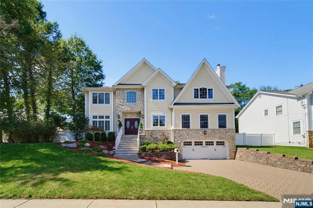 52 Robinhood Avenue Closter, NJ 07624