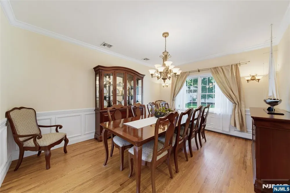 52 Robinhood Avenue Closter, NJ 07624