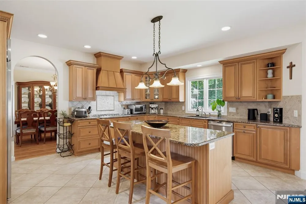 52 Robinhood Avenue Closter, NJ 07624