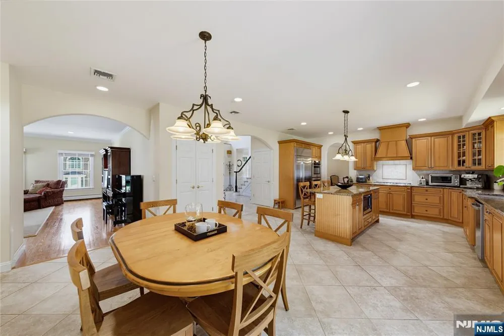 52 Robinhood Avenue Closter, NJ 07624