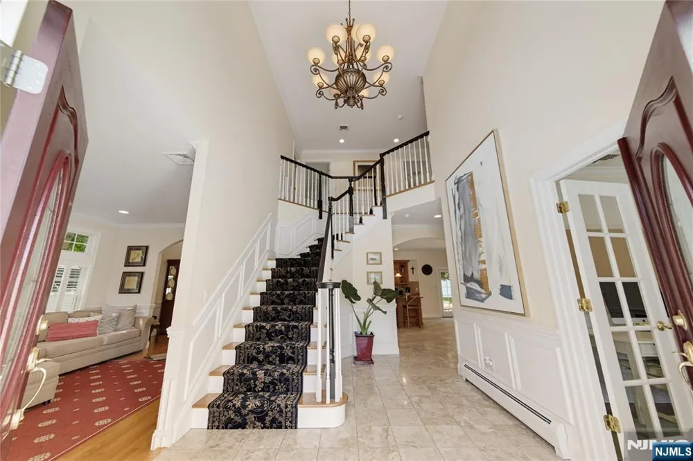 52 Robinhood Avenue Closter, NJ 07624