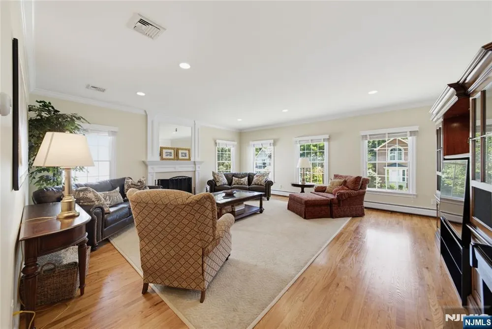 52 Robinhood Avenue Closter, NJ 07624