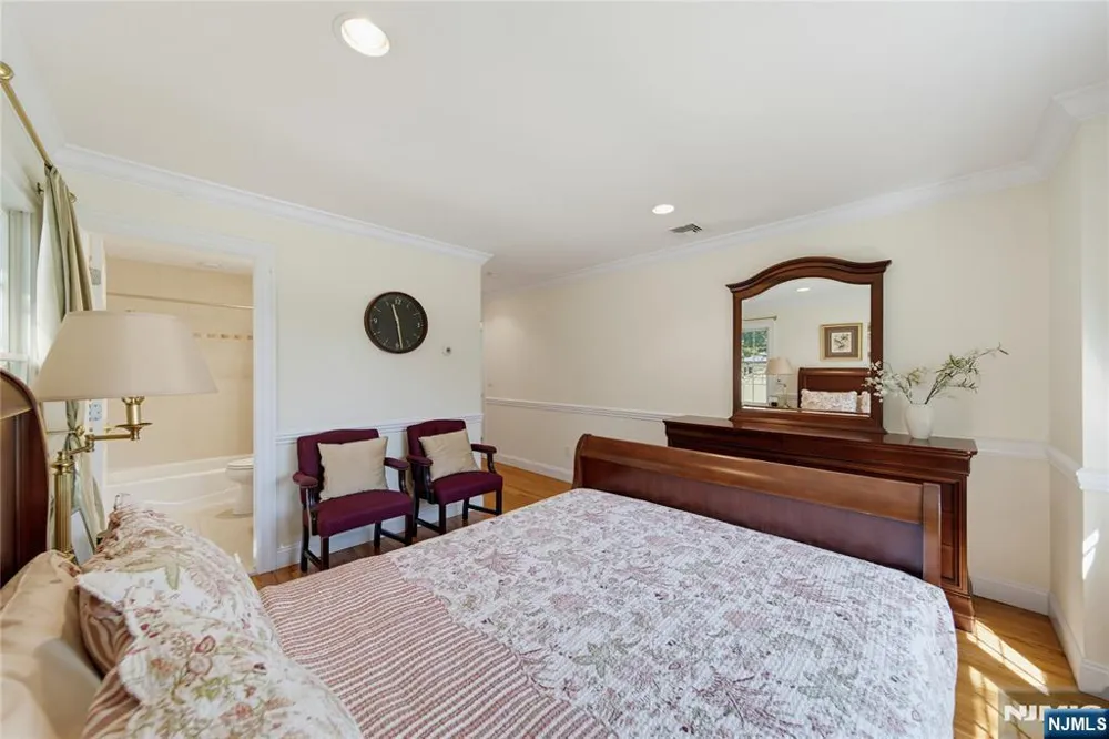 52 Robinhood Avenue Closter, NJ 07624