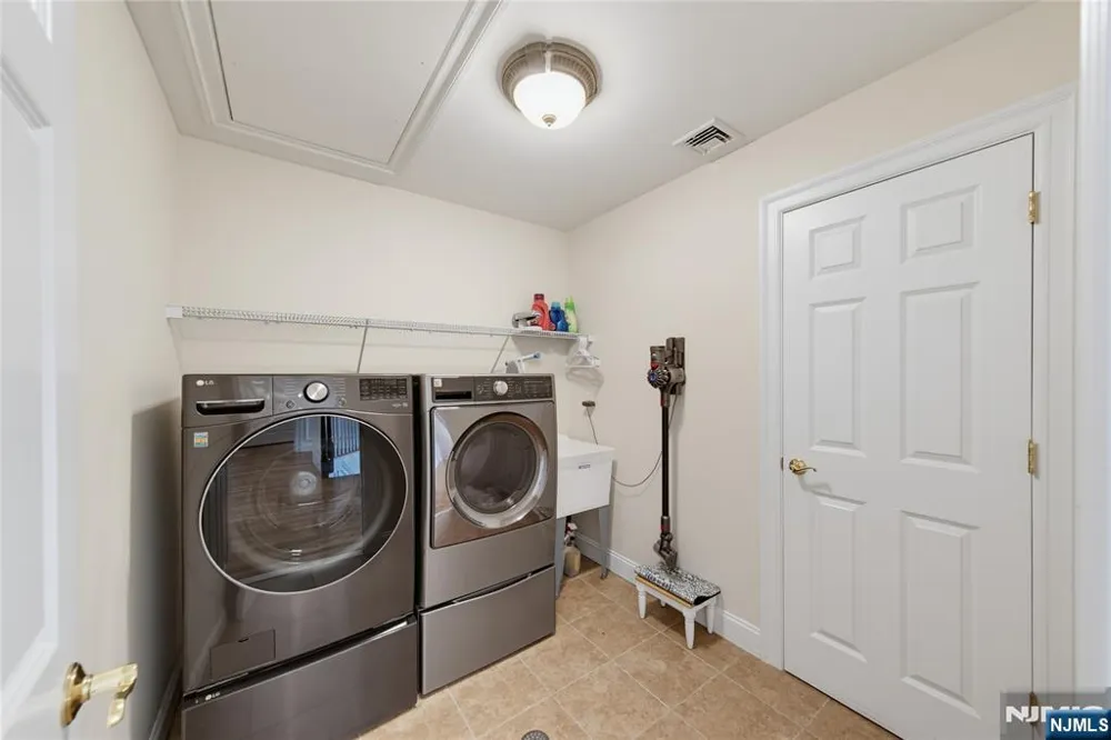 52 Robinhood Avenue Closter, NJ 07624