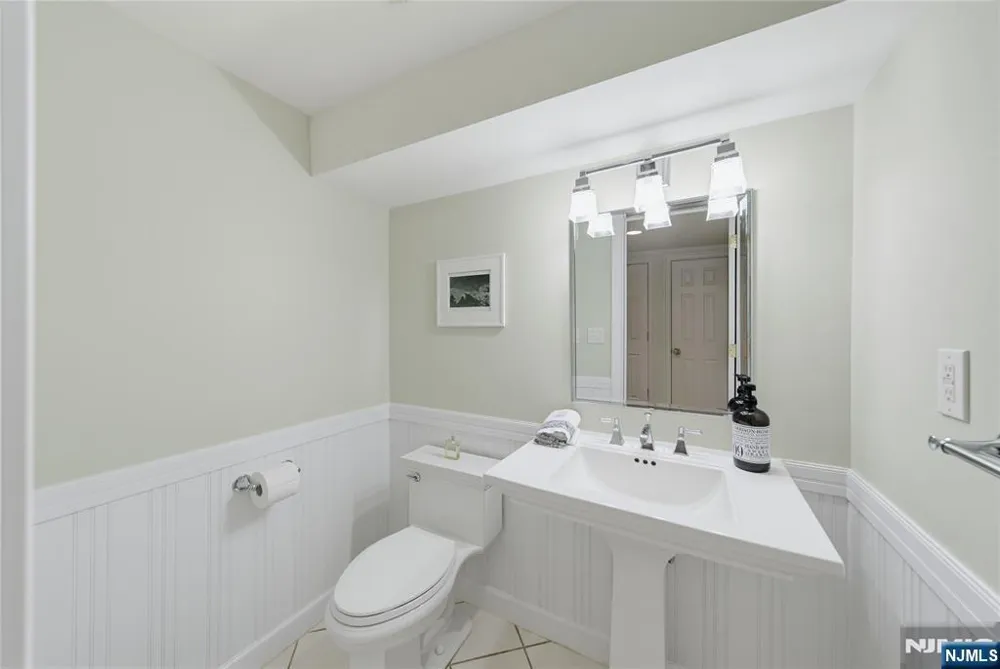 52 Robinhood Avenue Closter, NJ 07624